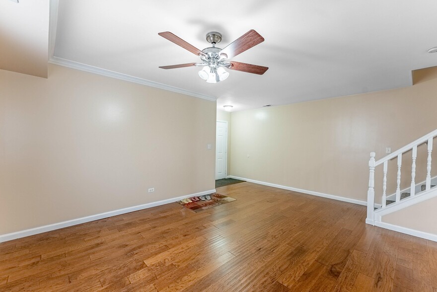 Building Photo - 305 Creekside Dr