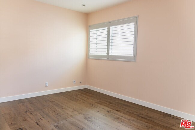 Building Photo - 970 Palm Ave