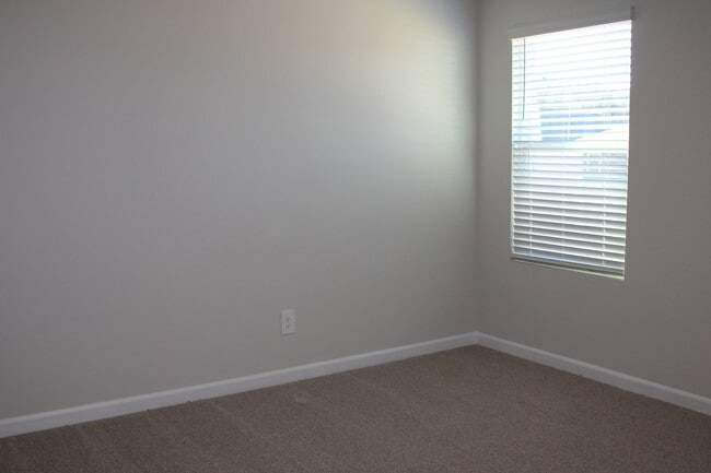 Building Photo - 832 Ottawa Dr