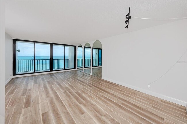 Building Photo - 7100 Sunset Way