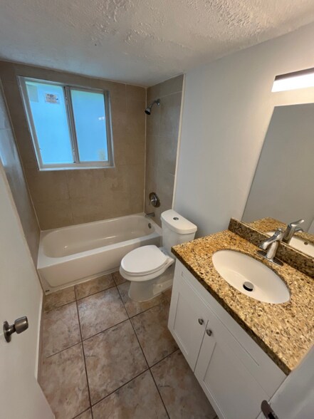 Building Photo - 717 NE 10th Ave