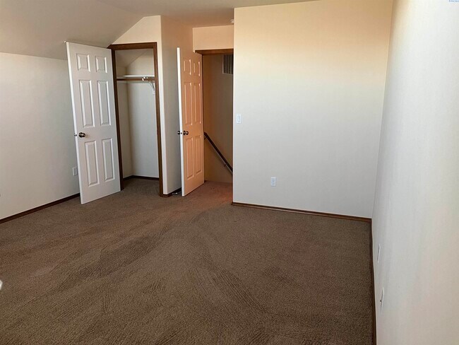 Building Photo - 337 Temple Meadow Ln