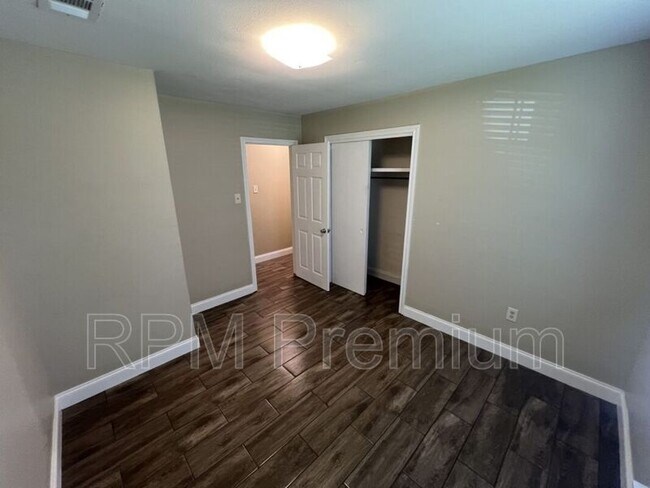 Building Photo - 207 Sinbad St