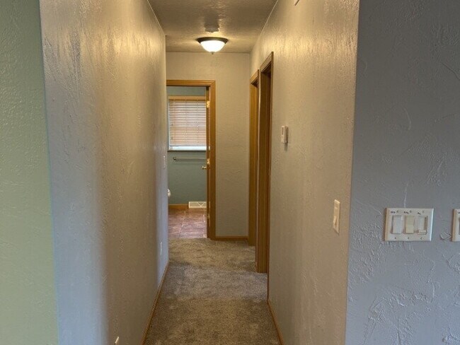 Building Photo - 3 Bedroom, 3 Bath Duplex in Greenville