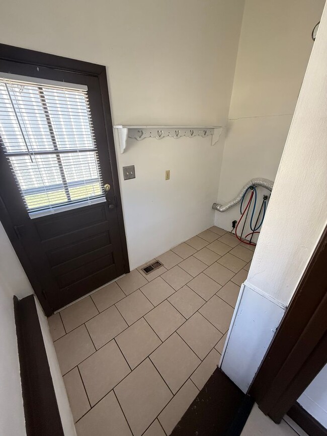 Building Photo - 3 Bedroom, 1 Bathroom House