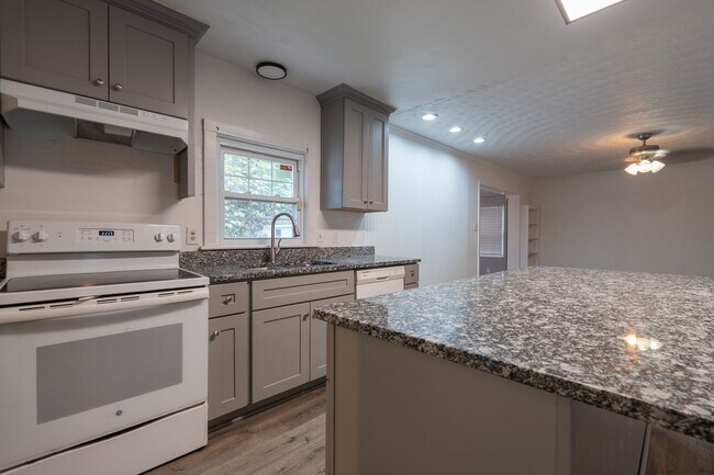Building Photo - MOVE IN READY 4 Bedroom in Western Branch!