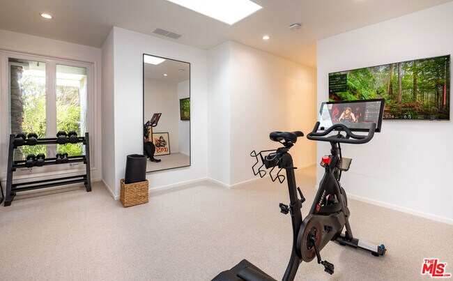 Building Photo - 1121 Loma Vista Dr