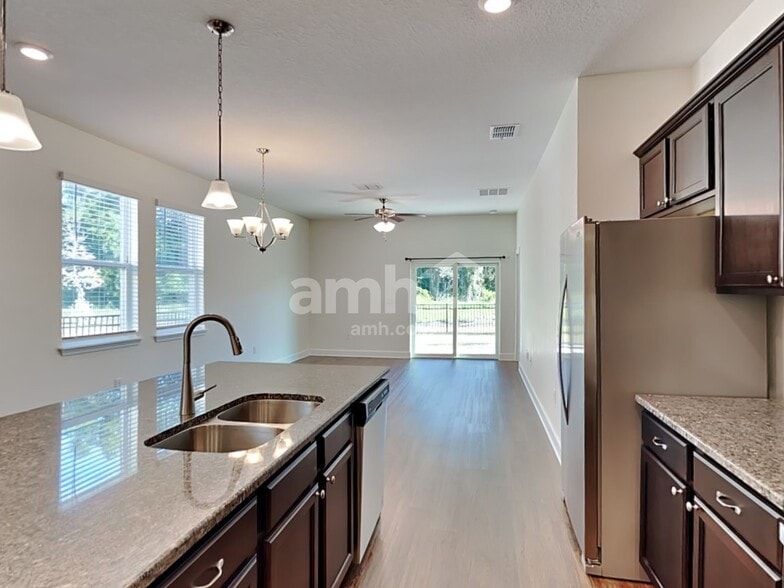 Building Photo - 916 Walden Woods Dr