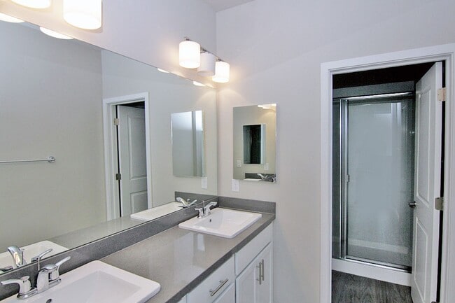 Building Photo - Clean, modern, move-in ready townhouse!