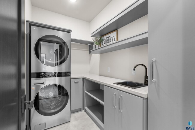 Building Photo - 2807 S Terry Ave