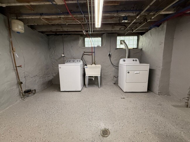 Building Photo - Updated 3 BR 2 Full Bath house w/ Yard!