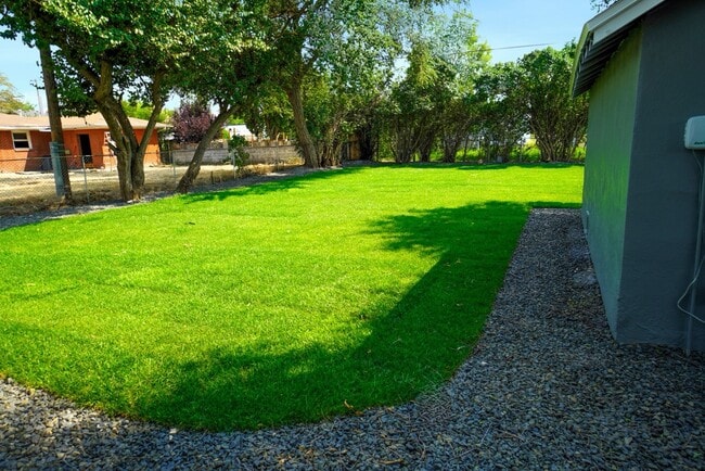 Building Photo - 4213 W Clark St