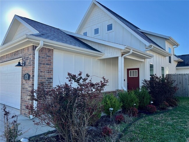 Building Photo - 1720 W Broadway Pl