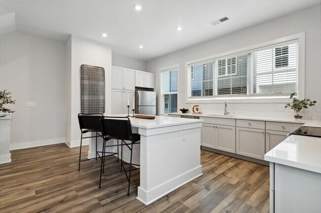 Building Photo - 776 Metropolitan Pkwy SW