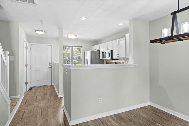 Building Photo - Charming Townhome with Water Views near The Market Common!