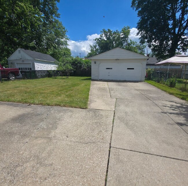 Building Photo - Single Family Home 3 beds 2 bath Available Now!
