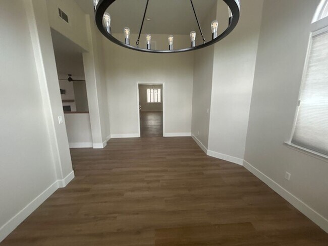 Building Photo - 4 Bedroom 2 Bathroom in SE Visalia with Po...