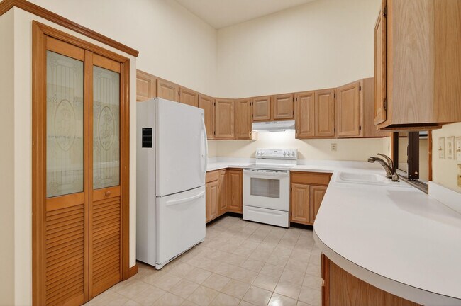 Building Photo - 6016 Pompano St