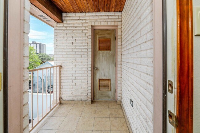 Building Photo - 2704 San Agustin Ave