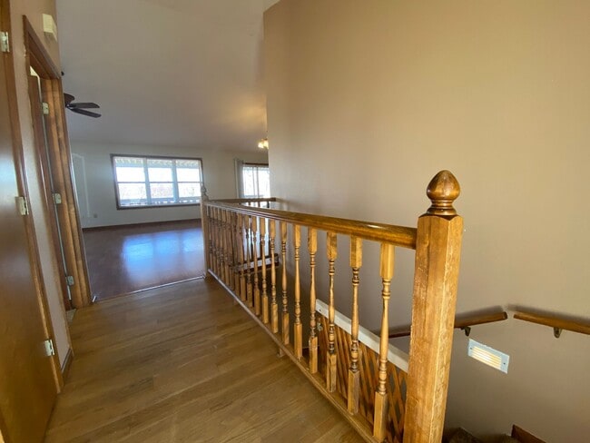 Building Photo - Large 4 Bed /  2 Bath Home
