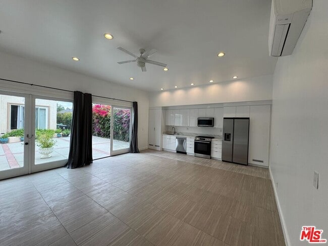 Building Photo - 429 S Gretna Green Way