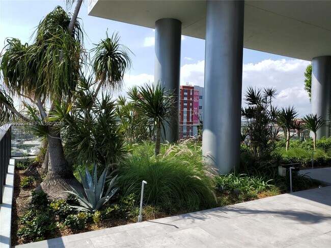 Building Photo - 1600 NE 1st Ave