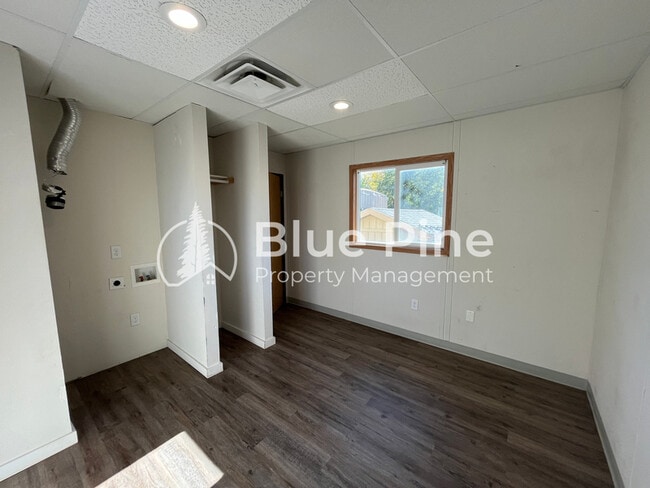 Building Photo - 369 Gladstone St