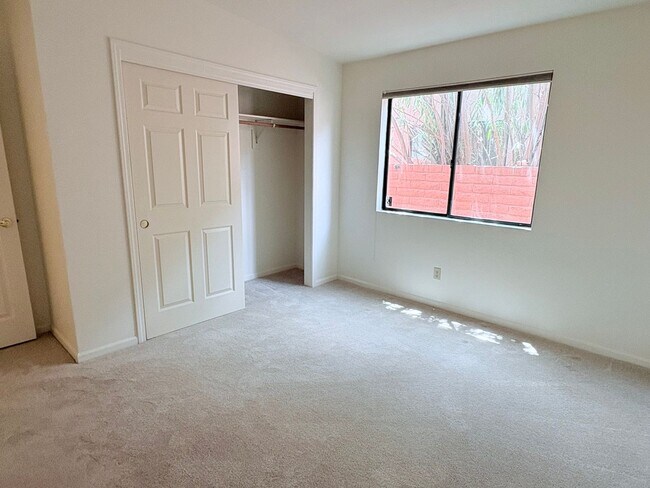 Building Photo - Spacious 2bd/2bath + Den home in gorgeous community (there's a lake!)