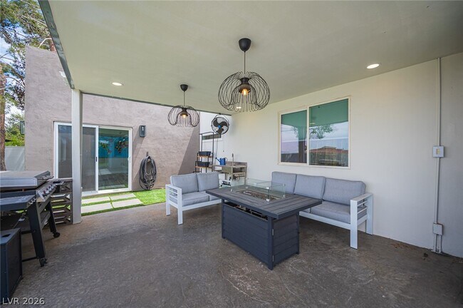 Building Photo - 330 E Country Club Dr