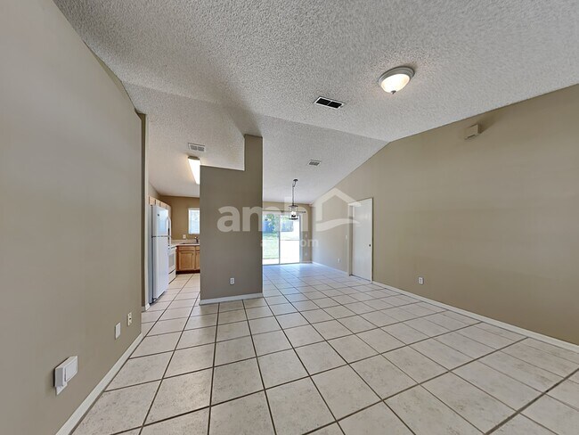 Building Photo - 884 Licaria Dr