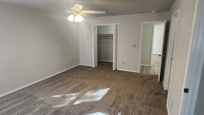 Building Photo - 3 bed, 2 bath - Spacious upstairs duplex o...