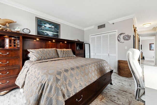 Building Photo - Renovated Condo with Skyline Views