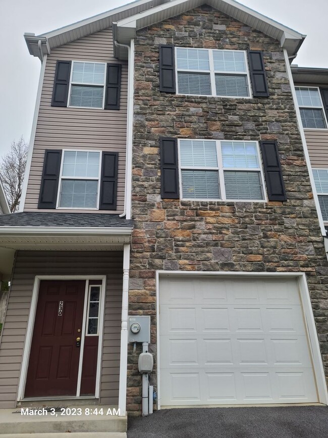 Building Photo - 3 bedroom,  2 1/2 bath town home in Waynesboro PA END UNIT