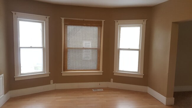 Building Photo - Great home, lots of space, fully updated, ...