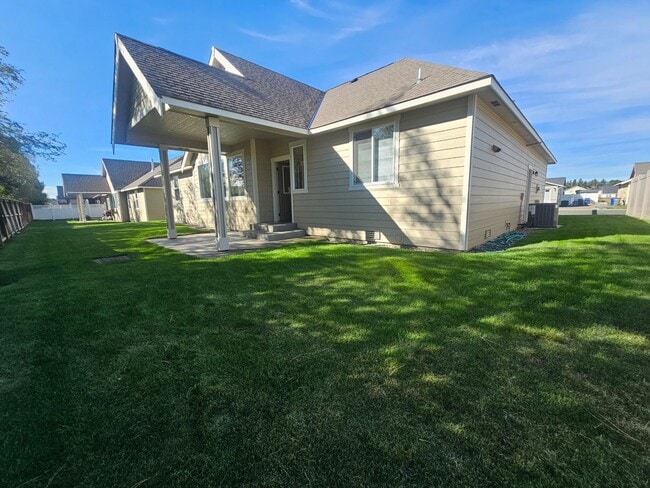 Building Photo - Spacious Home!