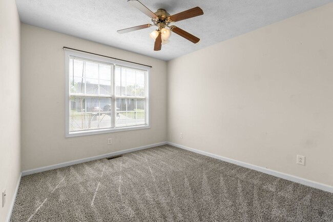 Building Photo - COMING SOON!    Cute home close to shoppin...