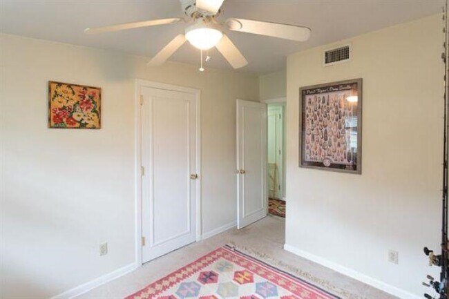 Building Photo - 820 Chestwood Ave