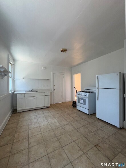 Building Photo - 786 Elm St