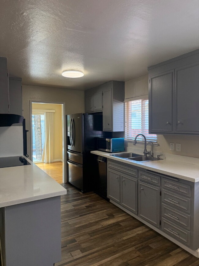 Building Photo - Charming 4 bedrooms and 2 full bathrooms L...