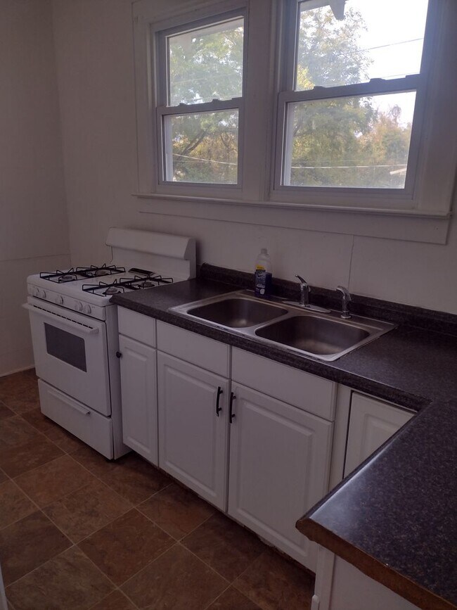 Building Photo - Two Bedroom One Bath Home In Dunbar