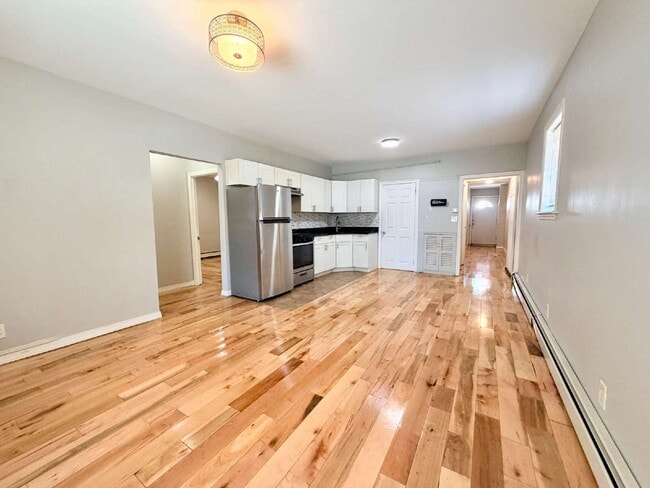 Building Photo - Spacious 1 Bedroom + Bonus Room w/Parking