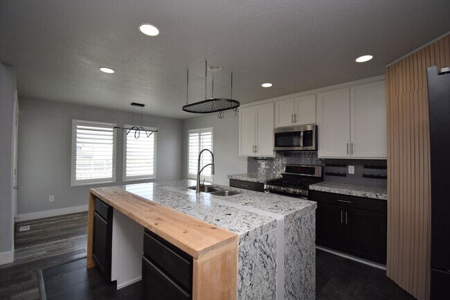 Building Photo - Spacious and Bright 5 Bed 3.5 Bath in Riverton!!