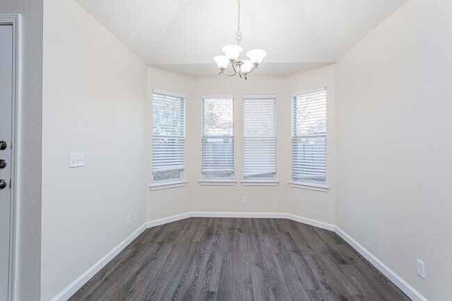Building Photo - Comfortable 3BR/2BA Home with Vinyl Floori...