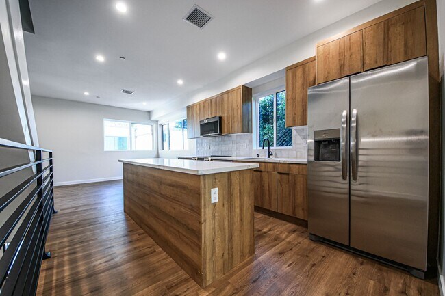 Building Photo - Ultra-Luxury Brand New 2 bed/2.5 bath and ...