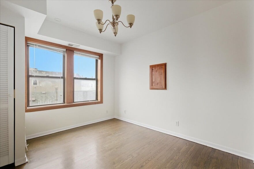 Building Photo - 3558 W Cortland St