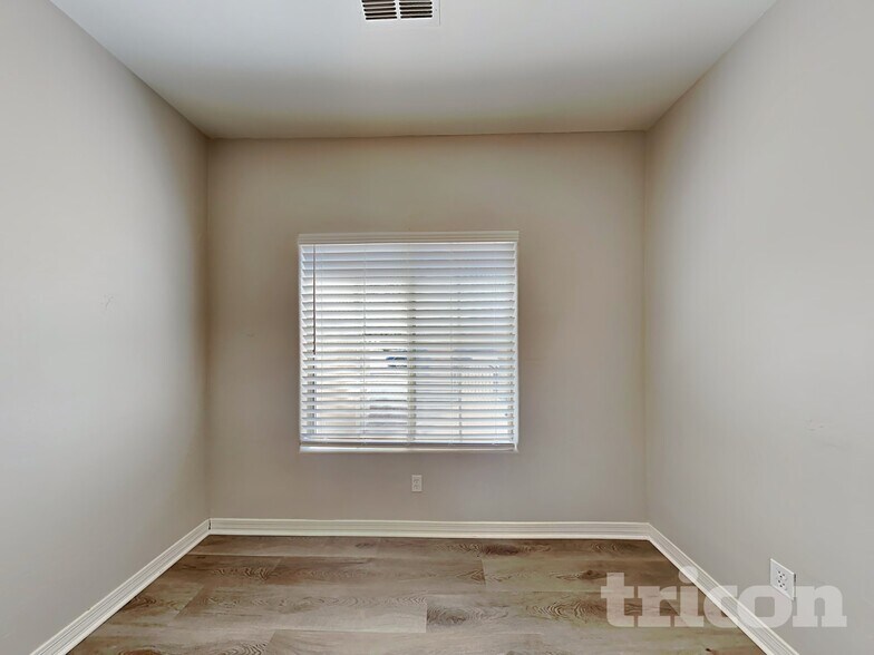 Building Photo - 504 W Beautiful Ln