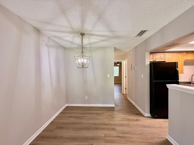 Building Photo - STRATFORD CONVENIENT 1/1 CONDO IN SEMINOLE...