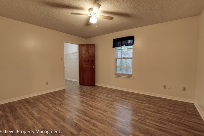 Building Photo - Spanish Fort Duplex Side B 2/1 with Bonus Room