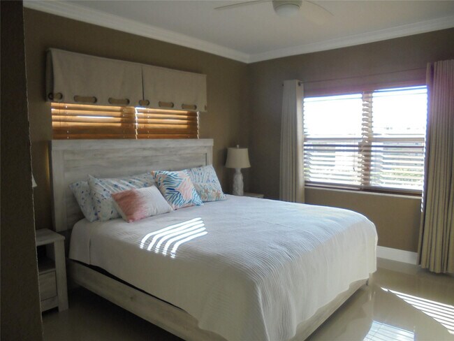 Building Photo - 400 N Riverside Dr