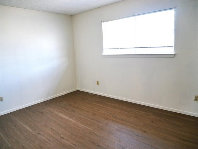 Building Photo - 2005 Old W Pl